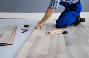 Installing laminate flooring with tools